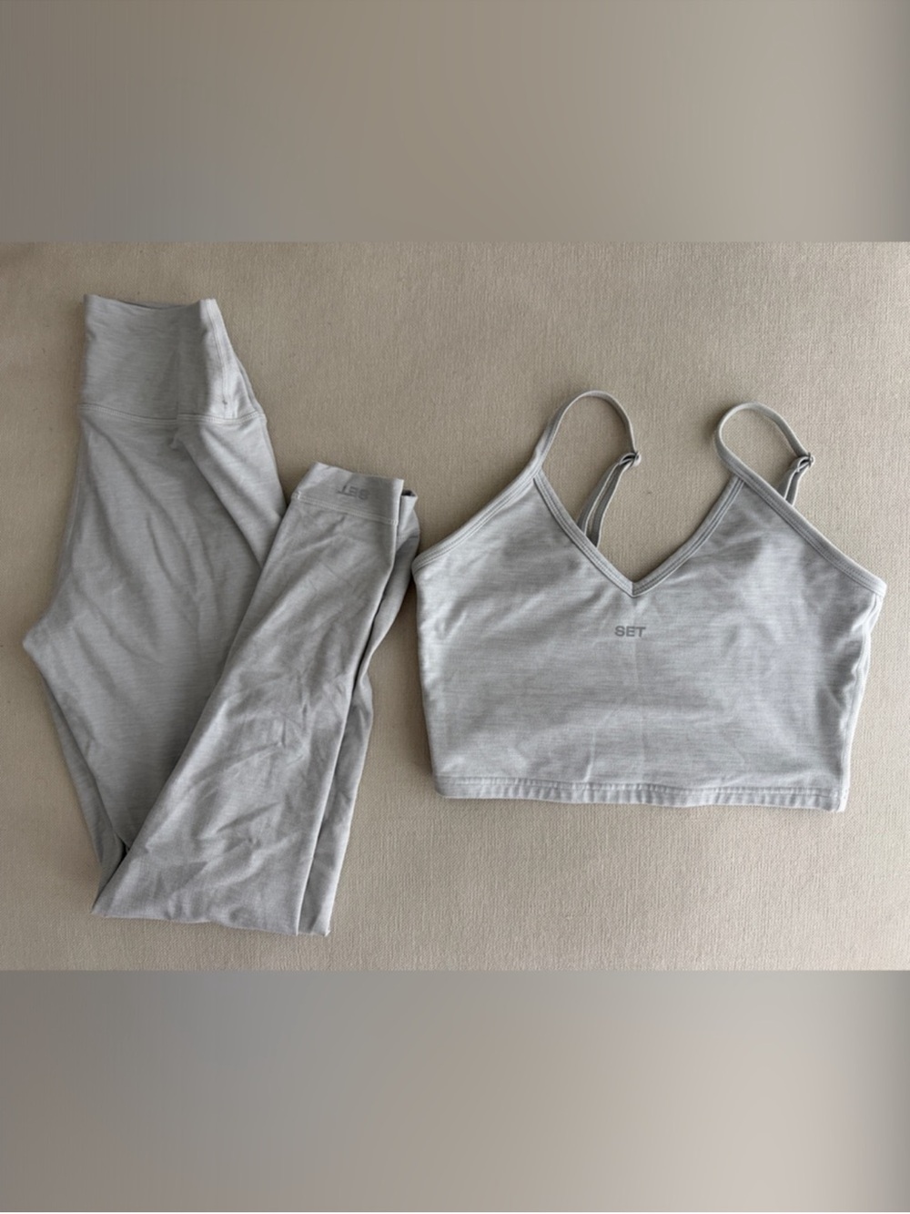 SET ACTIVE GRAY FORMCLOUD
Tank bra M and Matching Leggings
S